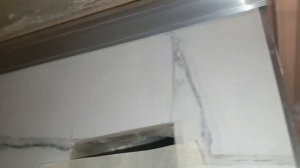 Натяжной потолок в ванной комнате с контурной подсветкой