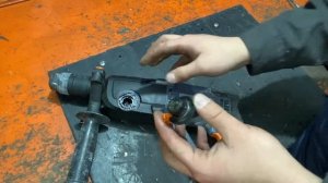 Снятие кнопки переключения режимов в перфораторе Dexter PDH26G1 в сервисном центре Энтузиаст-сервис