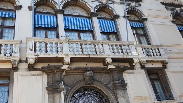 Влада в Венеции катается на гондоле / красивые карнавальные маски