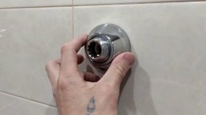 Как закрепить отражатель полотенцесушителя большого размера на трубе.