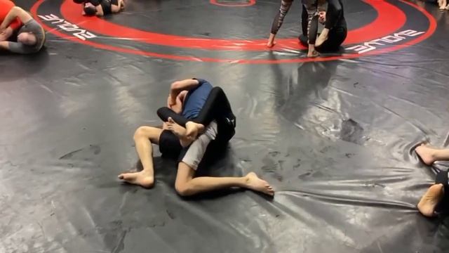 Таджичка выиграла в реальной борьбе у парня. смотреть онлайн