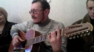 Костер у подножья зеленой горы