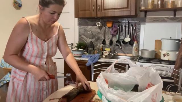 Муж приехал с рыбалки/ выкопали чеснок. смотреть онлайн