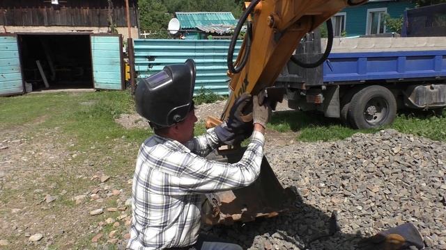 Как сделать упор ковша мини экскаватора для захвата.Большой палец ковша экскаватора.Excavator thumb смотреть онлайн