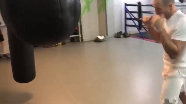 1. правый прямой панч 2. левый прямой джолт 3. правый боковой хук