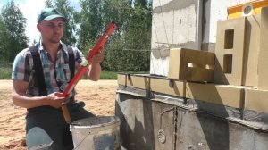 Приехал гиперпрессованный кирпич. Начало кладки облицовки дома.