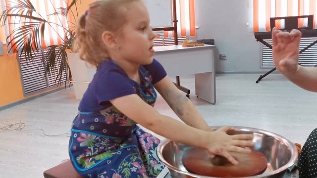 Дариша на занятиях в Гончарной Мастерской. Настоящая посуда из глины смотреть онлайн