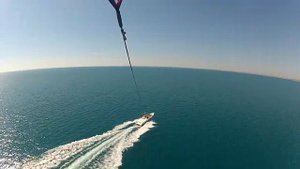 Катание на парашюте над морем