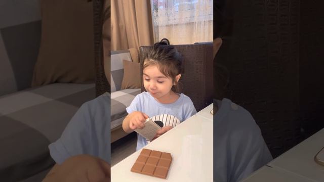 Купили шоколад на кокосовом молоке! Не зашел кислый😝 смотреть онлайн