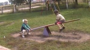 Настя и Катя у лора (промывают нос) и в санаторий идем. Архивное видео.