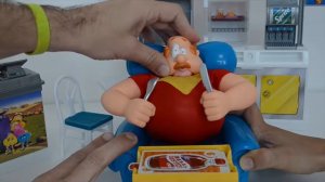 06  Tototoykids Joga Jogo do Boneco que come Gassy Gus Meninos Vs Meninas!!! Em Portugues Tototoyki