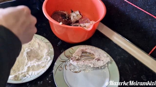 Как вкусно жарит рыбу.Самый вкусный рыба жареная Сазан.Приготовим жареную рыбу.Fried fish смотреть онлайн