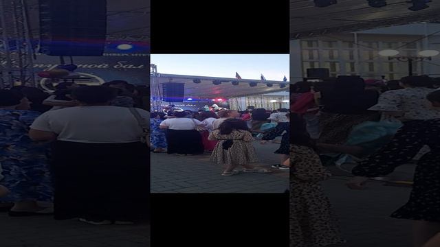 Выпускной КЧГУ (2024 год) поёт Таулан Батчаев