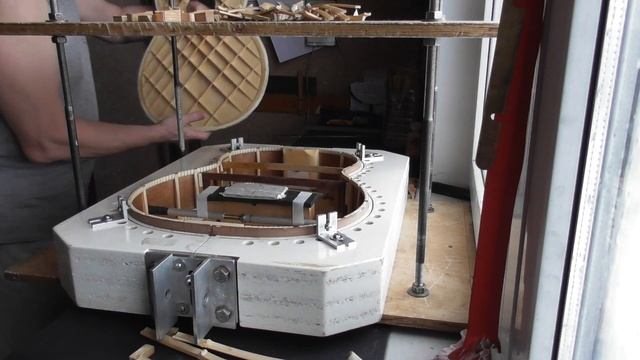 Приклеивание верхней деки к обечайкам(видео №980). смотреть онлайн