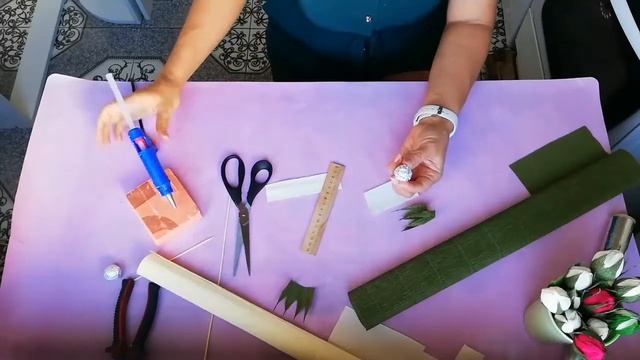 Маленький бутон роз из гофрированной бумаги. Закрытый бутон из бумаги. смотреть онлайн