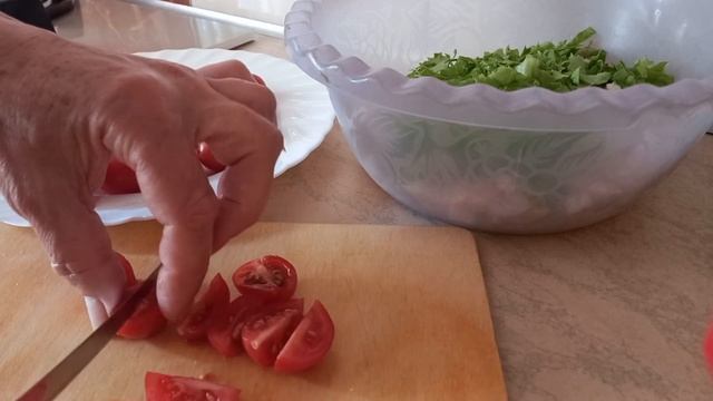 Оригинальный салат с копченой куриной грудкой