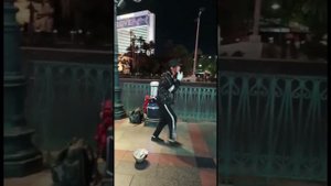 Майкл Джексон танцует  на улице под песню Кули кули -Туфтанит.