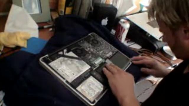 How to change RAM on a 2011 Mac Book Pro Part 1 of 2 смотреть онлайн