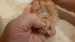 Зашиваем отверстие на детали игрушки из меха.