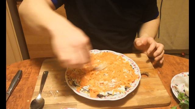 Салат слоеный с курицей, грибами и пекинской капустой.