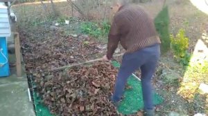 Как убрать листья и сухую траву на участке