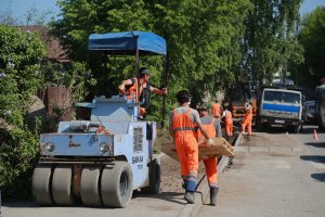 В Калининском районе строят новый тротуар  в микрорайоне «Северный»