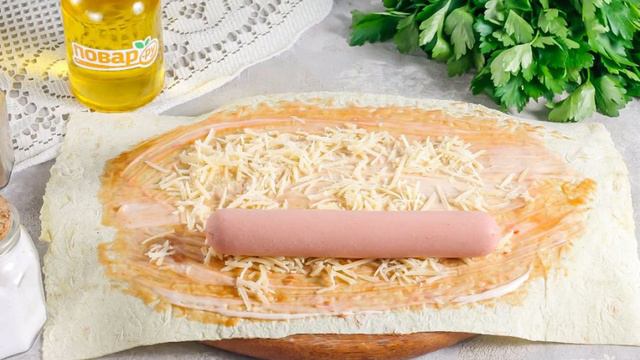 Сосиски в лаваше с сыром на сковороде