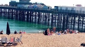 Как отдыхают англичане у моря.How the English spend time at the seaside.