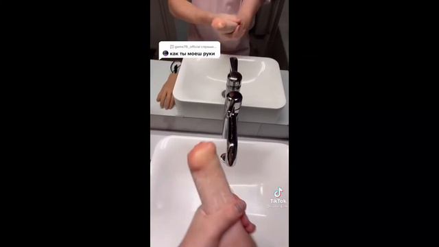 Однорукий моет руки дрочет член смотреть онлайн