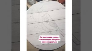 Весеннее панно с нарисованной птичкой и объемными цветами.