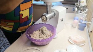 Как разделать рыбу на филе и приготовить рыбные котлеты в томатном соусе.