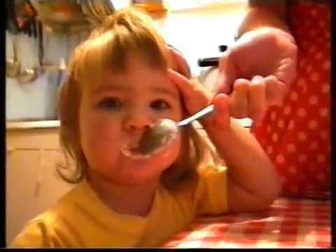 Даша и Ксюша: ЧИТАЮТ, КУШАЮТ, ИГРАЮТ (11.11.1996г.) АРХИВ