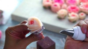 Бутон розы Остина с раскрытыми лепестками из крема шантифлекс chantyflex