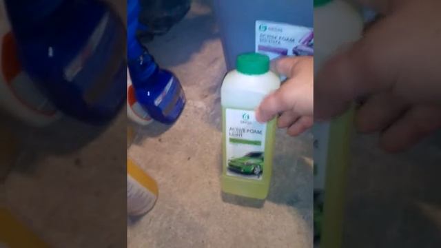 Мойка автомобиля автохимией Grass . Убираем пятна мошки и налёт на диске от колодок. смотреть онлайн