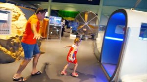 Настя и папа в музее науки для детей Nastya and papa pretend play at the children's museum