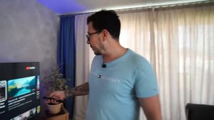 Огромный телевизор с Google TV