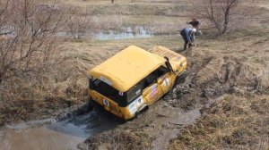 УАЗ 469 вытаскивает себя лебедкой
