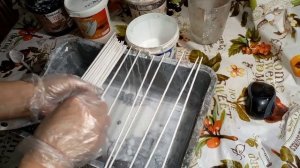 Как покрасить в белый цвет газетные трубочки.  Крашу по новому.