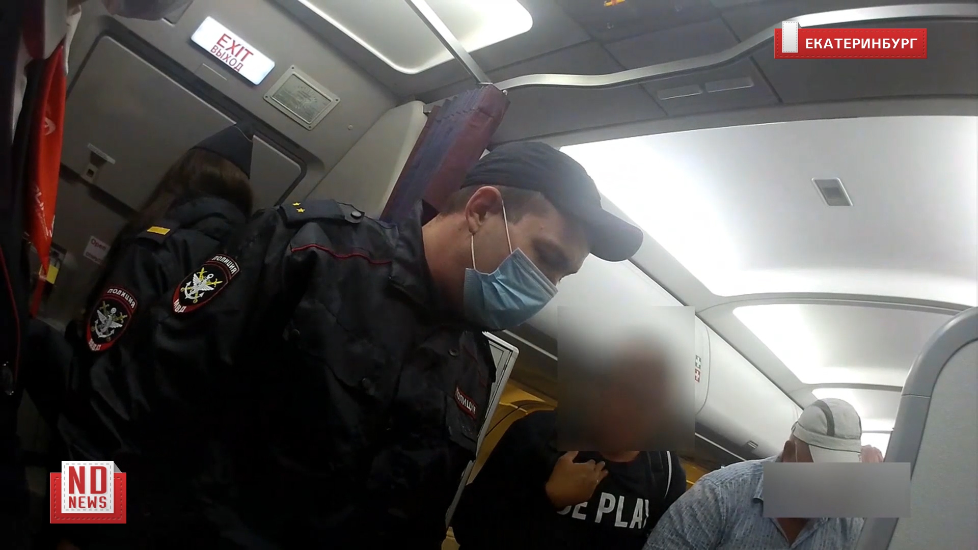 Дебошир в s7. Дебоширы на борту самолета. Дебоширы видео. Дебоширы видео. Дебошир в самолете.