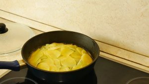 Жареная картошка с сосисками и луком по-новому.