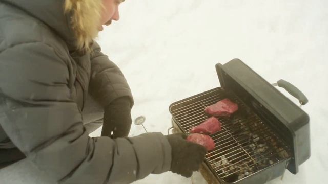 Что объединяет корову и спорт? Стейк бейсбол на угольном гриле Weber go-Anywhere | Готовим во дворе смотреть онлайн