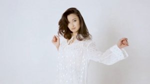 Мюзикола- Девочка в платьице белом