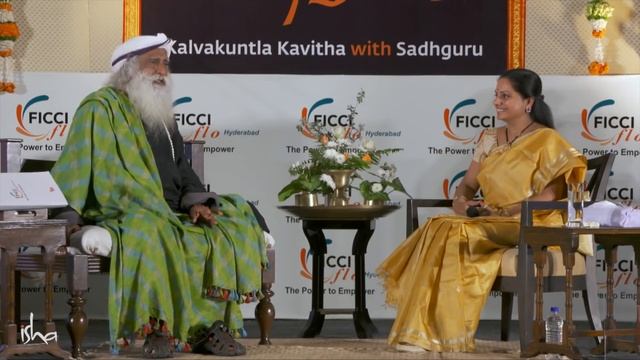 Женщина не может достичь просветления. Мужчина тоже — Садхгуру смотреть онлайн