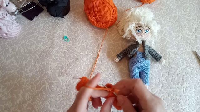 Вяжем комбинезон для куклы.