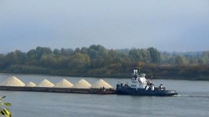Буксир РТ-350 с баржей щебня на Оке около города Муром