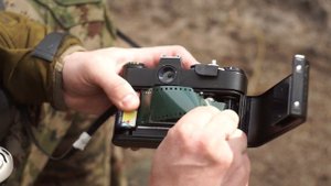 как вставить пленку в фотоаппарат зенит