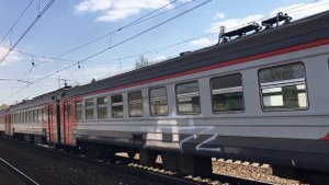 ЧМЭ3 2776 проследует станцию Бужаниново со списанным электропоездом эд2т 0008