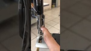 Kак заменить иглу в швейной машине?