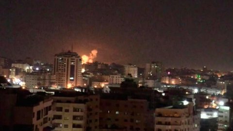 Израильская армия нанесла авиаудары по объектам группировки ХАМАС на юге Ливана и в секторе Газа.