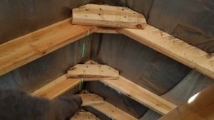 Крыша покосилась. Делаем опоры из бруса и прогон.